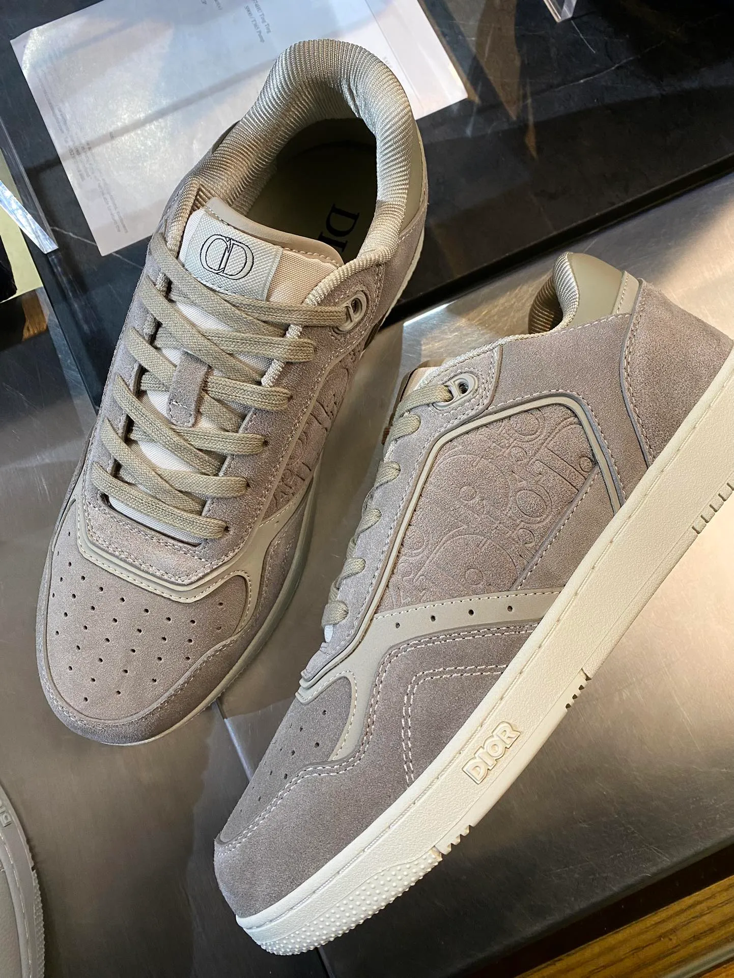 💰780 Dior| New B27 style for men and women ♞size; women 35~40, men 38~47 B27 is so handsome! The best and most eye-catching Dior wear is B27. The combination is invincible. It is versatile for everyday use and you don’t have to choose any combination. B27 feels comfortable on your feet. If you like this simple and elegant color scheme, you must buy it.